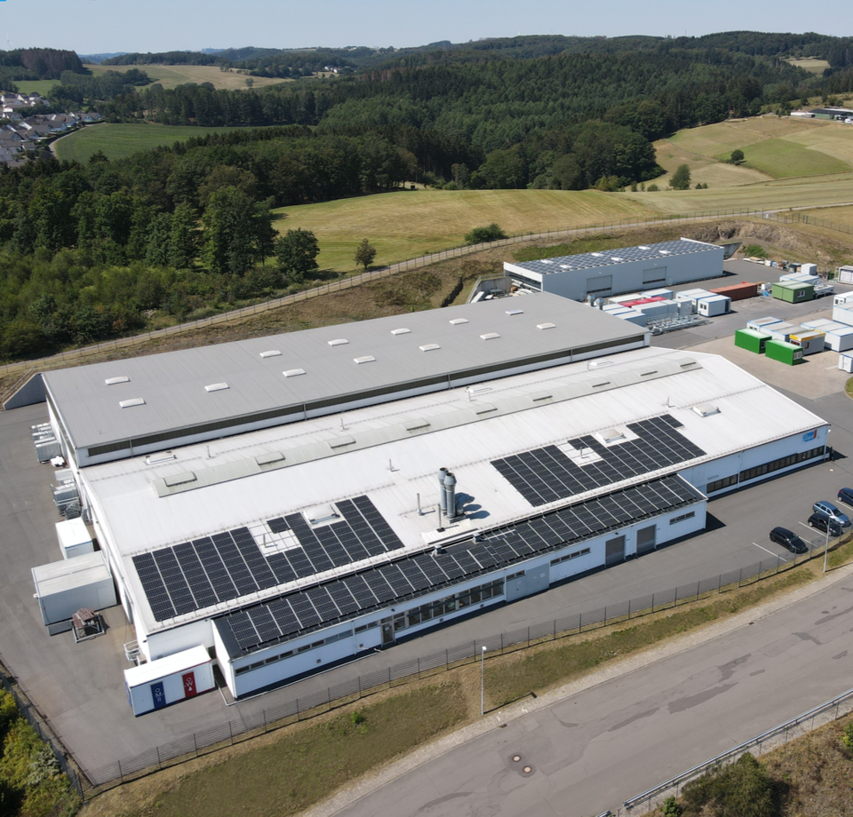 Röpa Unternehmensgebäude mit Photovoltaik auf dem Dach